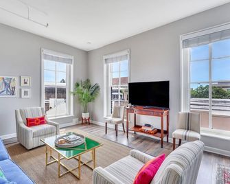 Chic Savannah Hideaway by Lucky Savannah - Savannah - Pokój dzienny