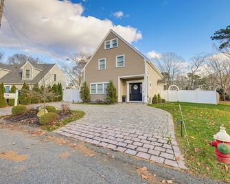 Modern Cape Cod Home with Patio 2 Mi to Beaches! - Hyannis - Building