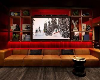 Ski & Stay: Standard King with Slopeside Access | Outdoor Pool Relaxation - Crested Butte - Lounge