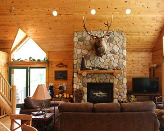 Lake home on beautiful private lake, 15 miles from downtown Hayward, WI - Hayward - Huiskamer