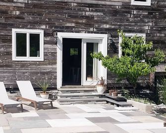 The Barn - Rustic Chic Loft - Rehabed 1890 Hay Barn - Near Lakes & Hotchkiss - Lakeville - Patio