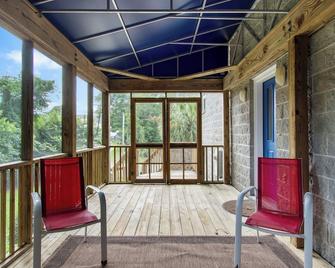 Two Bedroom Sound-side gem in quiet peacful location - Emerald Isle - Balcony