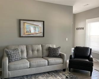 Exceptional Option in Downtown Siloam Springs - Comfort. Convenient. Clean. - Siloam Springs - Living room