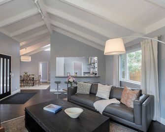 3890 Cypress Rest - Close to Golf, Walk to Beach - Pebble Beach - Living room