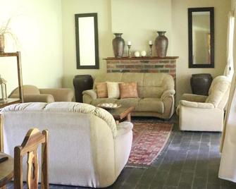Fleur de Lys Guest Farm - Hoedspruit - Huiskamer