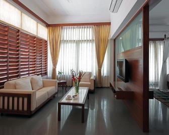 Uteliaa Homestay - Ahmedabad - Salon