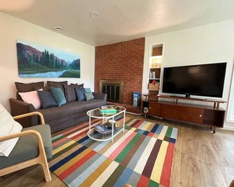 Quiet apartment retreat near US-71/I-49 - Grandview - Sala de estar