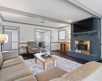 Midtown Fenced Yard & Patio- White Acres Retreat - Montgomery - Living room