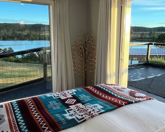 Luxury Lake House Retreat - Mangakino - Balcón