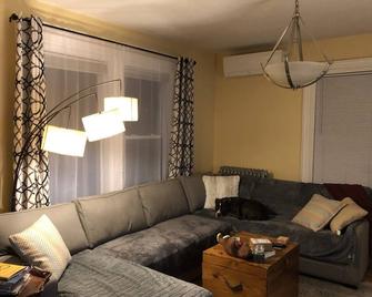 Single room, access to all household amenities, steps from commuter rail - Boston - Living room