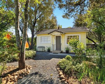 Grapevine Cottage by Avantstay Hobby Vineyard + Firepit - Glen Ellen