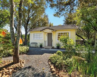 Grapevine Cottage by Avantstay Hobby Vineyard + Firepit - Glen Ellen