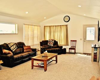 Ennis, Mt: Madison River, Fishing, Yellowstone National Park, & Hunting - Ennis - Living room