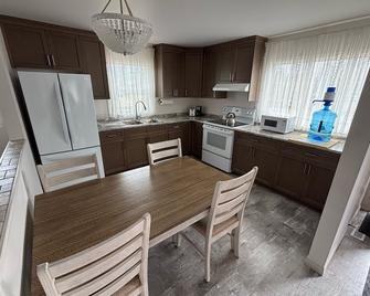 New renovated Charming South Beach Cottage. 3 minutes drive to the beach! - Gimli - Cocina