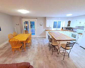 Tranquil Air Conditioned Bungalow - Sauble Beach - Їдальня