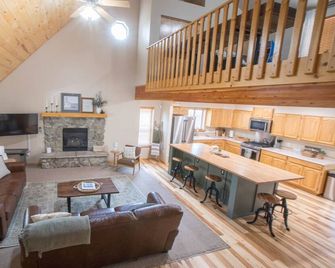 Dogs welcome - Gorgeous, Spacious Cabin in the Pines - Heber-Overgaard - Sala de estar