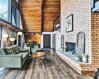 Spacious A-Frame sleeps 25 on 5 wooded acres with a private fishing pond - McHenry - Obývací pokoj