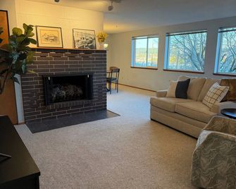 Stunning water and mountain views, steps from Old Town Silverdale. - Silverdale - Soggiorno