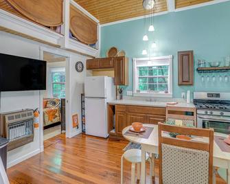 Secluded Vacation Rental Bordering Creek! - Mountain View - Küche