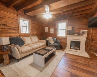 Charming 3-bedroom cabin near Indiana University! - Bloomington - Living room