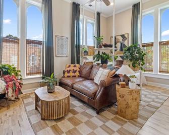 Fully restored historic apartment in Downtown Elizabeth City - Elizabeth City - Huiskamer