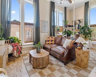 Fully restored historic apartment in Downtown Elizabeth City - Elizabeth City - Wohnzimmer