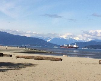 Kitsilano Garden Walk-Out 2 Bedroom - Vancouver - Praia