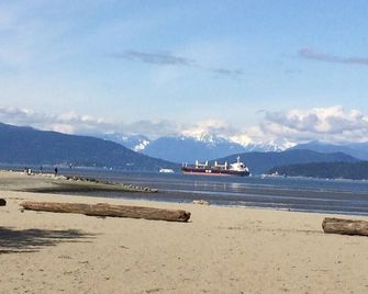 Kitsilano Garden Walk-Out 2 Bedroom - ונקובר - חוף