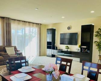 Modern Spacious home in Murrieta near Temecula wineries and Historic Old Town - Murrieta - Living room