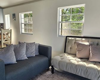 Charming 3-bedroom apartment in delightful Lance aux Epines with WiFi, AC - Lance aux Épines - Sala de estar