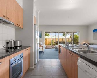 Superb Quiet Court Location Family Friendly Retreat in a Prime Location - Inverloch - Cocina