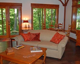 Timber Ridge Cabin Apartment, Forested Retreat Close to Natchez Trace, Franklin! - Franklin - Living room