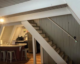 Cozy 3-bedroom cabin near beautiful Harbor Springs - Harbor Springs - Stairs