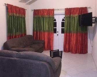 Cozy 3 Bedroom Condo With Wifi - Bridgetown - Living room