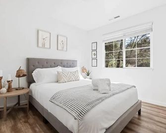 Brookside Cottage - Mariposa - Bedroom