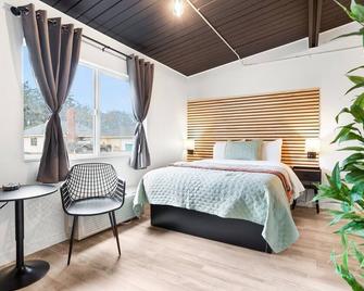 South Bay Inn - Westport - Bedroom