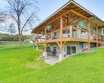 Mtn-View Eureka Apartment: Walk to Eateries! - Eureka - Building