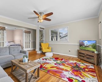 Chesapeake Cottage w/ water views - Prince Frederick - Huiskamer