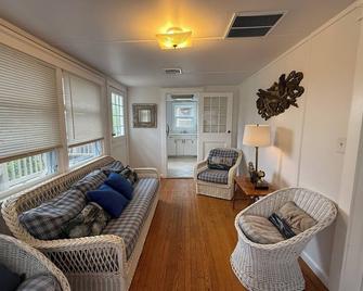 Classic & Charming Family Beach House in the Heart of Bay Head - Bay Head - Sala de estar
