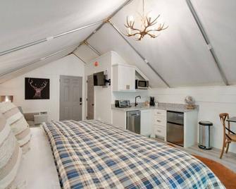 Love Shack Luxury Glamping Tent Honeymoon Theme - Скоттсборо - Спальня