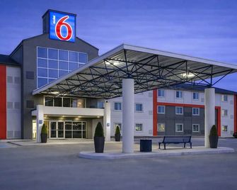 Motel 6 Saskatoon Sk - Saskatoon - Building