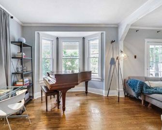 Charming Beaches Century Cottage - Vaughan - Living room