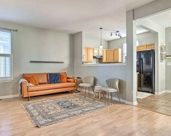 Cozy Downtown Escape - Indianapolis - Living room