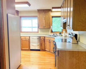 Lakehouse + Guesthouse Retreat with hot tub - Pontoon & Jet Ski Rental - Annandale - Cocina