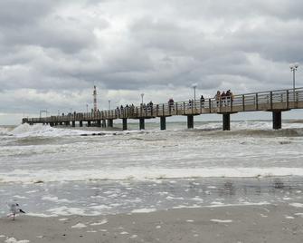 Separate vacation apartment close to the sea (800m) in Wustrow, quiet central location, WLAN - Ostseebad Wustrow - Strand