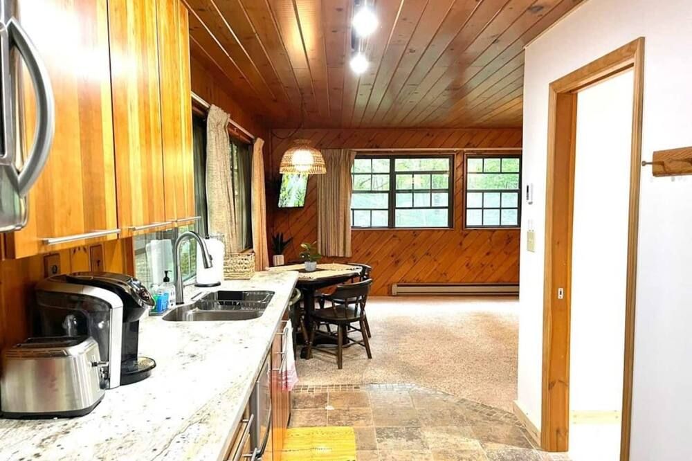 Private Cabin/Treehouse in the Poconos