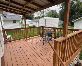 Charming 2-bedroom house in serene Creston with AC - Creston - Balcony