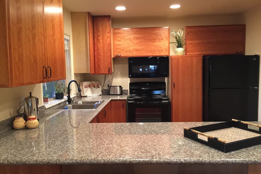 Portland Oasis! Close in country renovated cottage with Exc WIFI - Canby - Cocina