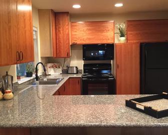 Portland Oasis! Close in country renovated cottage with Exc WIFI - Canby - Cocina