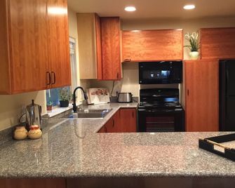 Portland Oasis! Close in country renovated cottage with Exc WIFI - Canby - Cocina